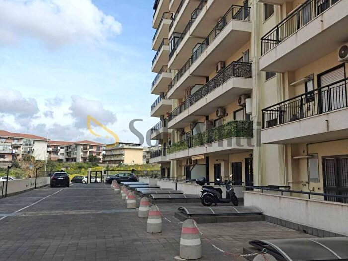 Appartamento trilocale in affitto in Cibali, Catania