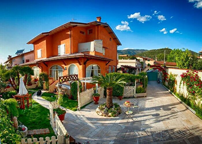 Casa con 13 locali in affitto in Montignoso