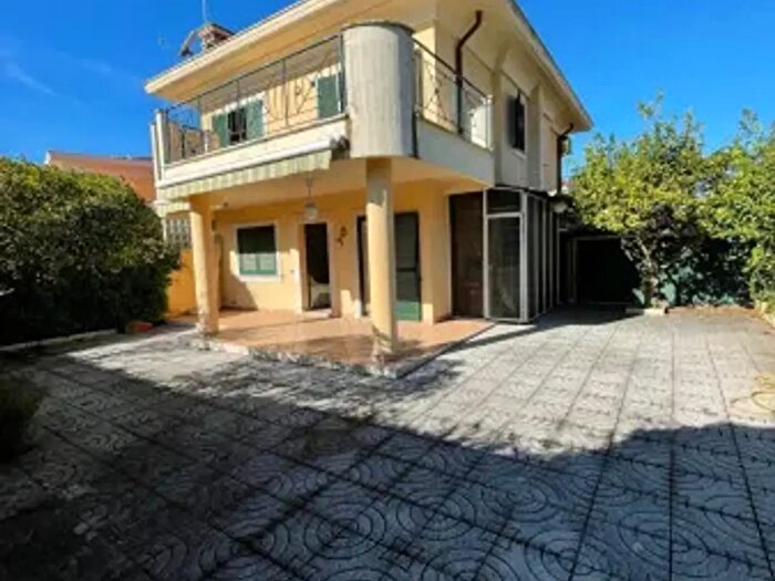 Casa trilocale in vendita in Viale Grazia Fiorita c, Anzio