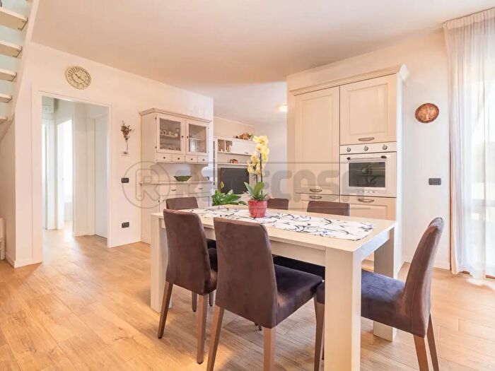 Appartamento con 7 locali in vendita in Via Spessa, Carmignano Di Brenta