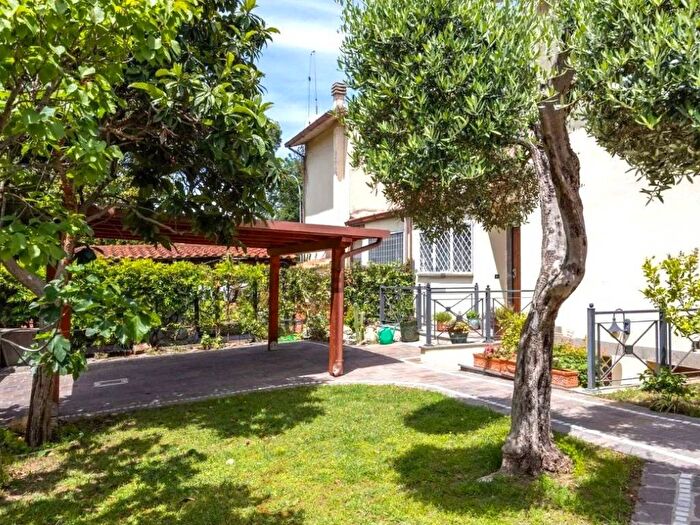 Casa con 5 locali in affitto in Viale Alessandro Magno, Casal Palocco, Roma