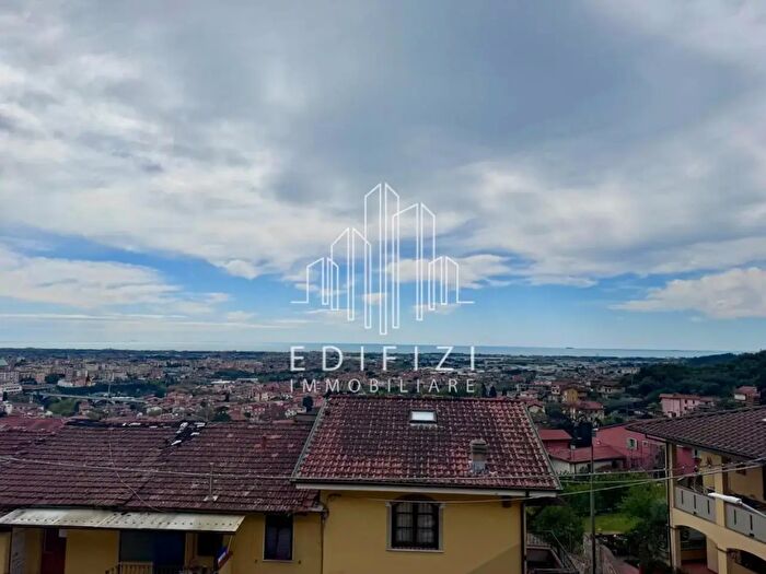 Casa con 6 locali in vendita in Massa
