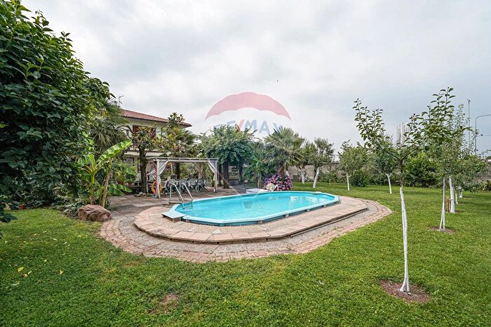 Casa con 8 locali in vendita in Via Vecchia Postale, Antegnate