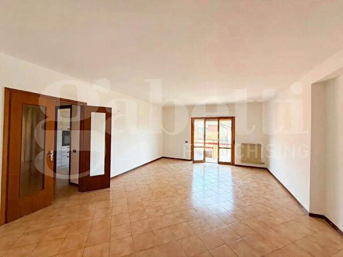 Appartamento quadrilocale in vendita in Via Camerano Snc, Orte