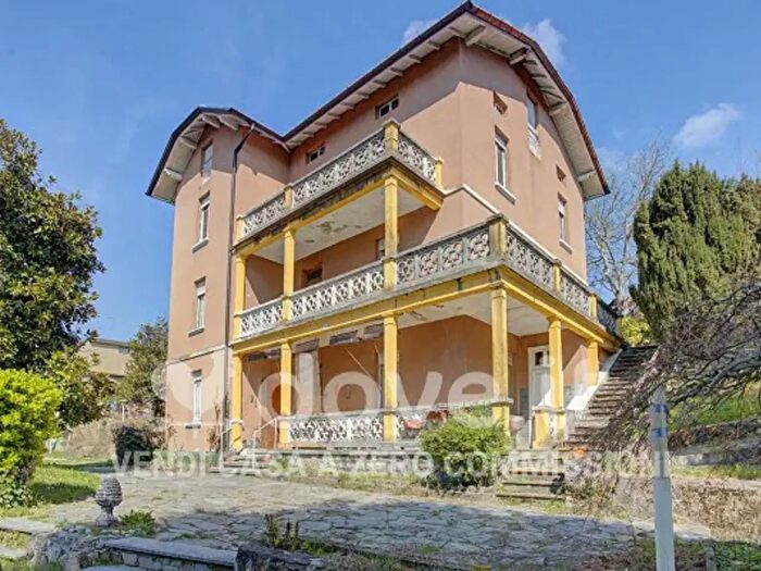 Casa con 6 locali in vendita in Via C Colombo, Cunardo