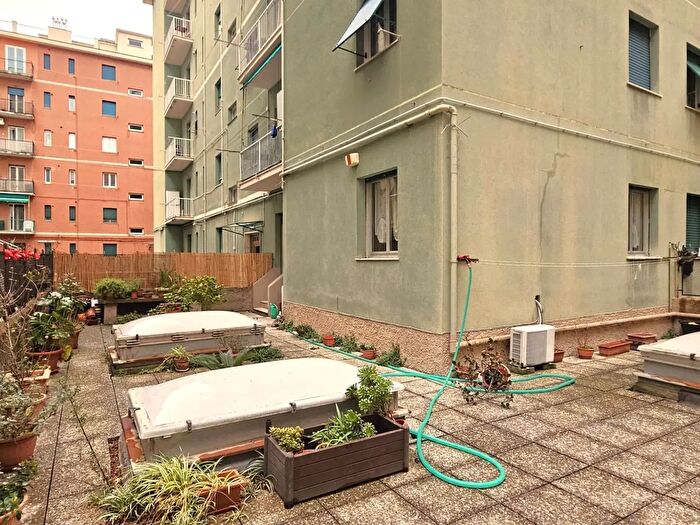 Appartamento con 5 locali in vendita in Via Ferrara, Genova