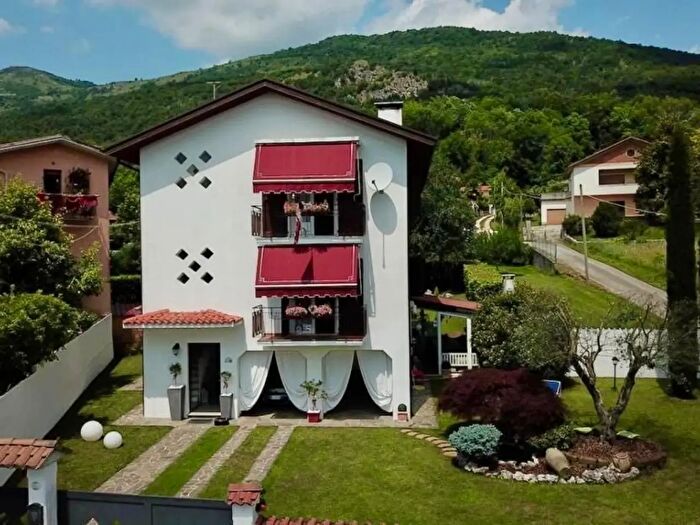 Casa con 10 locali in vendita in Travesio