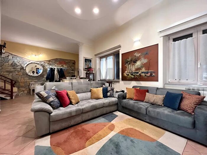 Casa con 8 locali in vendita in Via Aurelia Sud, Viareggio