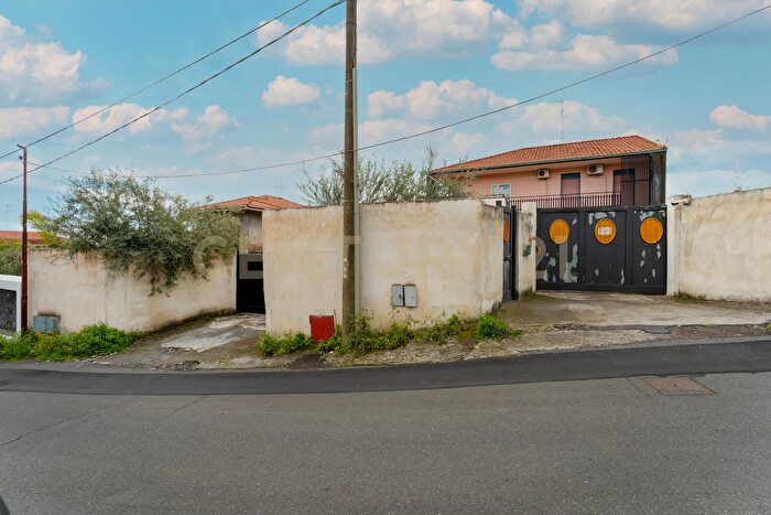 Appartamento con 8 locali in vendita in Via Pompeo Vecchio, Mascalucia