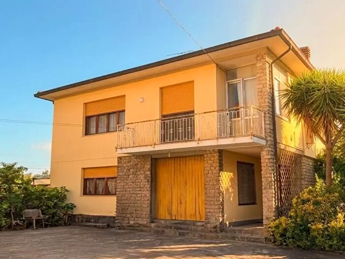 Casa con 8 locali in vendita in Cascina