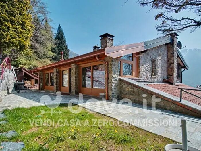 Casa con 5 locali in vendita in Dossena