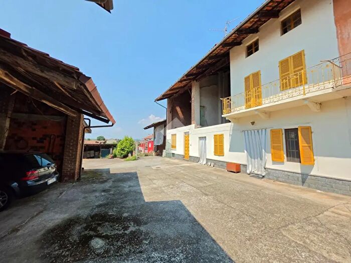Casa con 6 locali in vendita in Via Fossale Comunale, Alice Castello