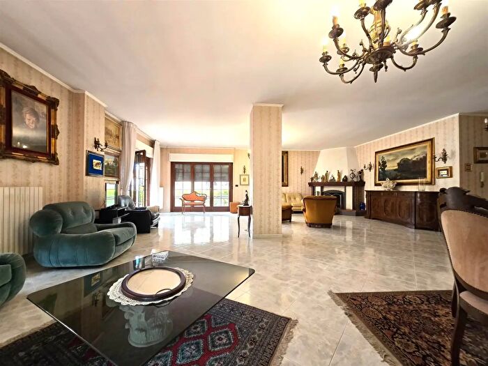 Appartamento con 10 locali in vendita in Via Arenazza, Monopoli