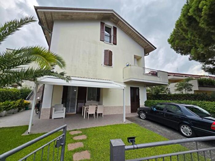 Appartamento trilocale in vendita in Via Francesco Cilea, Cervia