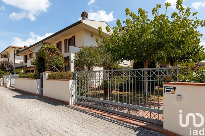 Casa con 7 locali in vendita in Via Indipendenza, Pontedera