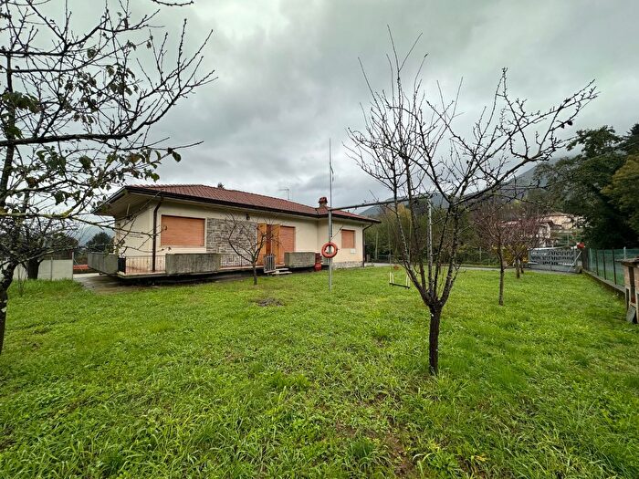 Casa con 7 locali in vendita in Camaiore