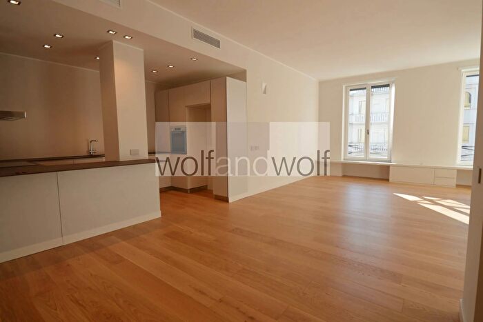 Appartamento trilocale in affitto in Via Borgogna, Milano