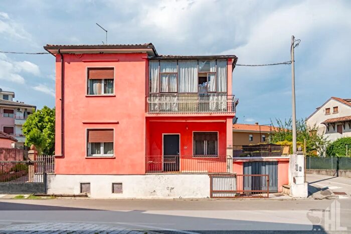 Casa con 8 locali in vendita in Susegana