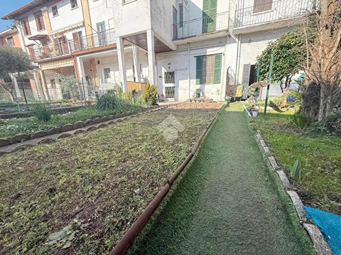 Casa trilocale in vendita in Via C B Cavour, Turate