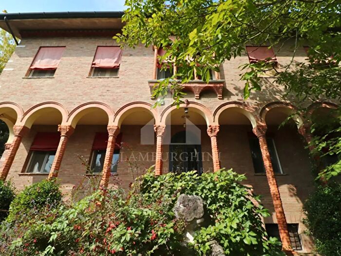 Casa con 10 locali in vendita in Via Pioppa, Ferrara