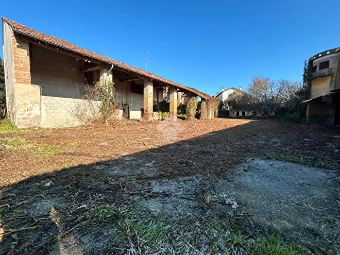 Casa con 6 locali in vendita in Via Roma, Montodine