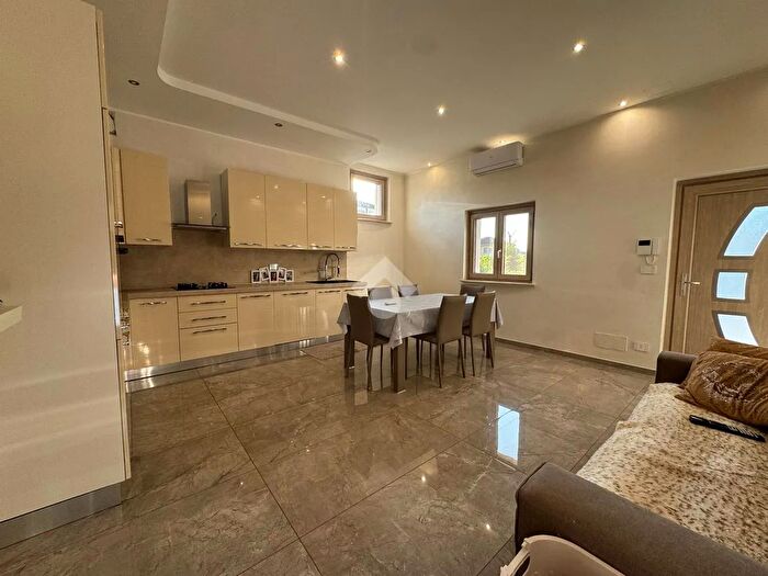 Casa quadrilocale in vendita in Via Valperga, Carmagnola