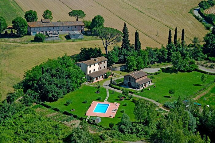 Casa con 15 locali in vendita in Terricciola