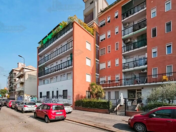 Appartamento trilocale in affitto in Via Plezzo, Milano