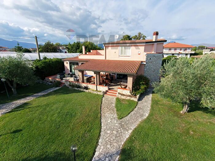Casa con 7 locali in vendita in Via Ponte Baratta Snc, Fondi