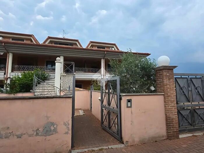 Casa trilocale in vendita in Via Verona, Pomezia