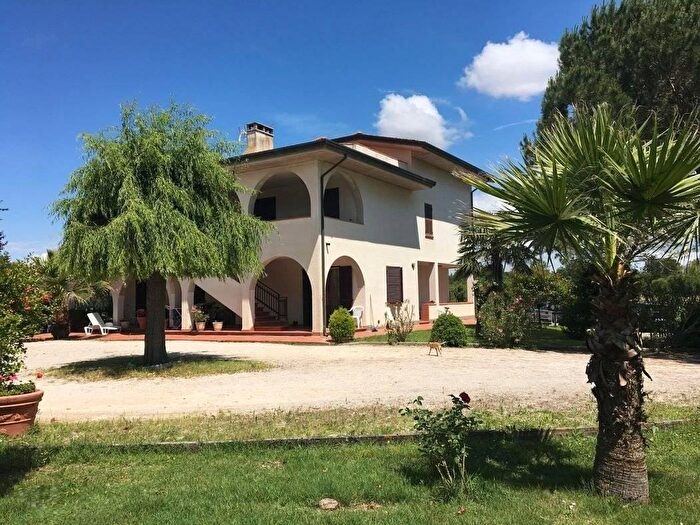 Casa con 6 locali in vendita in Via degli Artigiani, Castiglione Del Lago