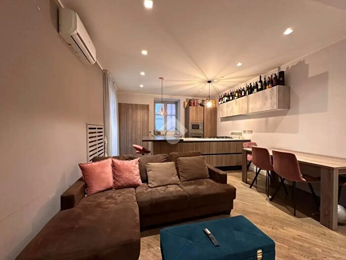 Appartamento trilocale in vendita in Vico del Vasto a Chiaia, Napoli