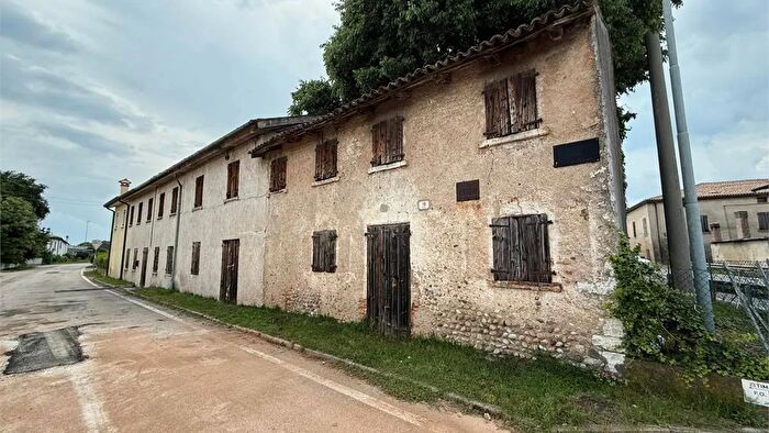 Casa quadrilocale in vendita in Montebelluna