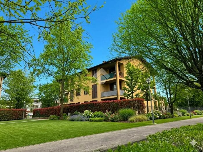 Appartamento trilocale in vendita in Via Martiri della Liberazione, Osnago