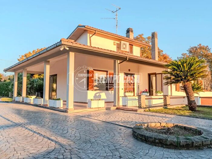 Casa con 10 locali in vendita in Strada Fagiano, Viterbo