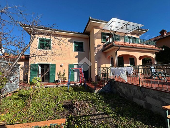 Casa con 8 locali in vendita in Via San Bernardo, Ceranesi