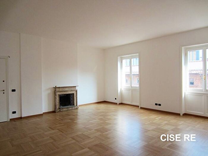 Appartamento quadrilocale in affitto in Via San Damiano, San Babila, Milano