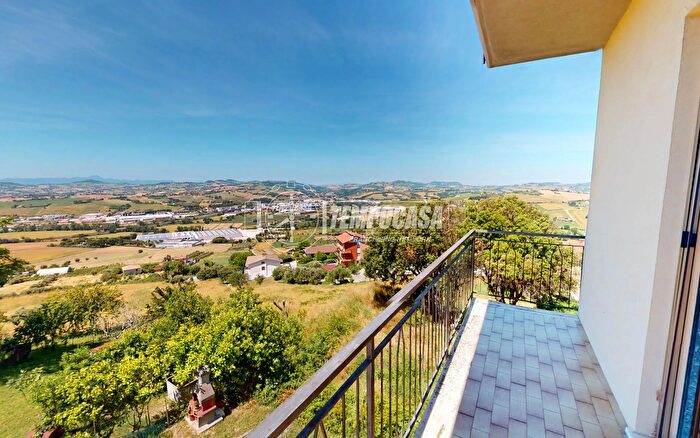 Appartamento con 5 locali in vendita in Camerano