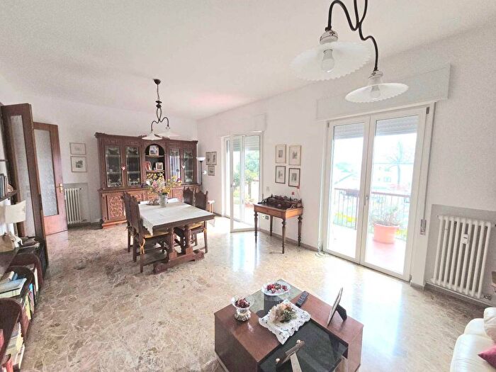 Appartamento con 6 locali in affitto in Via Lago di Garda, Laghetto, Vicenza