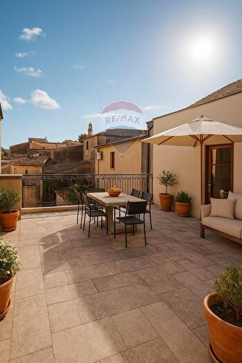 Casa con 5 locali in vendita in Via Cona, Caltagirone