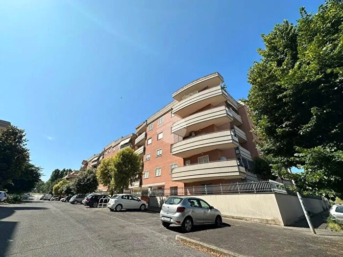 Appartamento trilocale in vendita in Via Rodolfo Verduzio, Roma