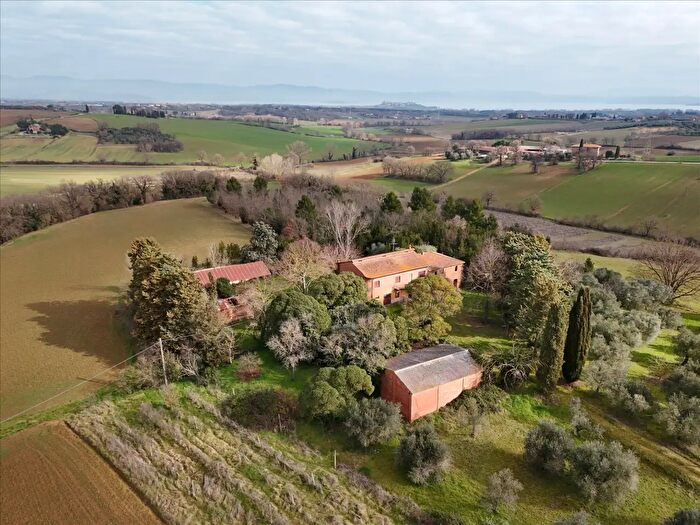 Casa con 8 locali in vendita in Via S Biagio, Castiglione Del Lago