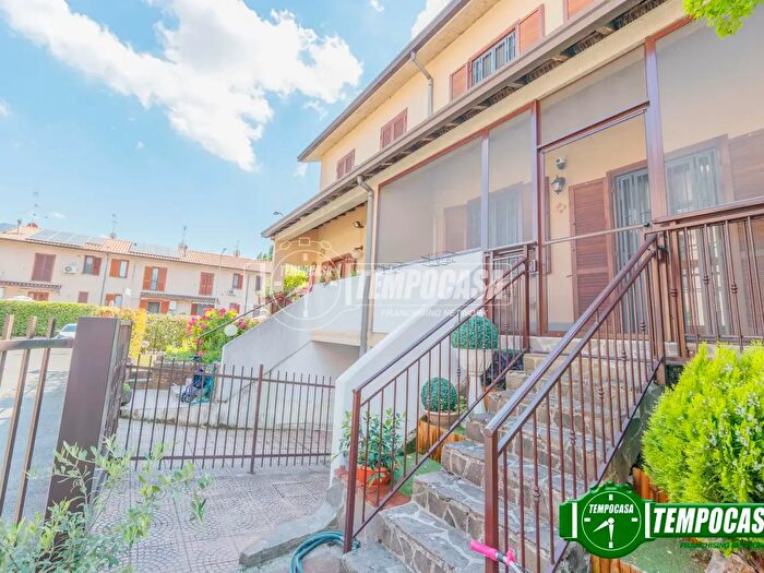 Casa quadrilocale in vendita in Via Monsignor Felice Falcetti, Lacchiarella