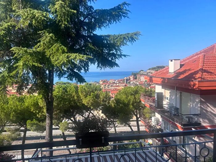 Appartamento trilocale in vendita in Via delle Gerbere, Ventimiglia