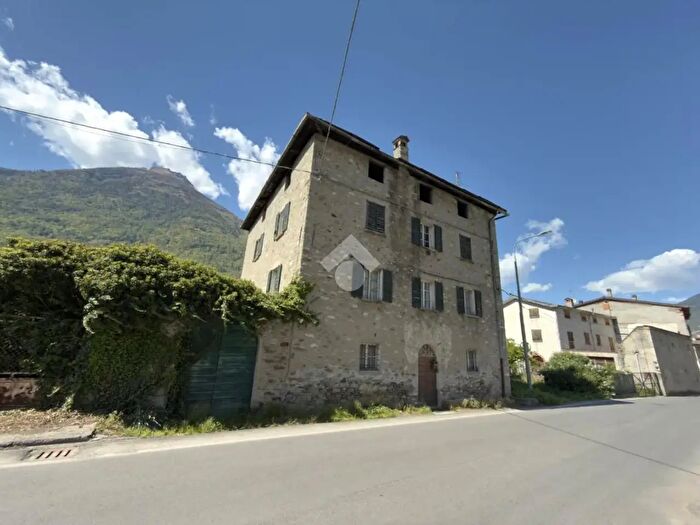 Casa con 6 locali in vendita in Via Roma, Lovero
