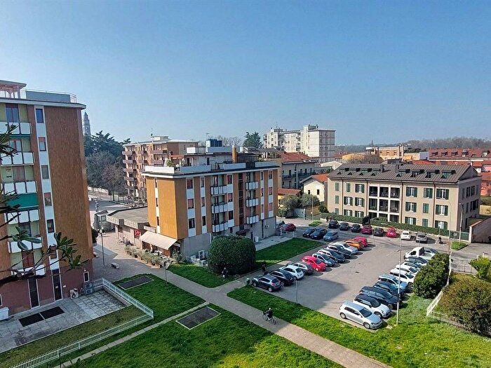 Appartamento quadrilocale in affitto in Via Giosuè Carducci, Villasanta