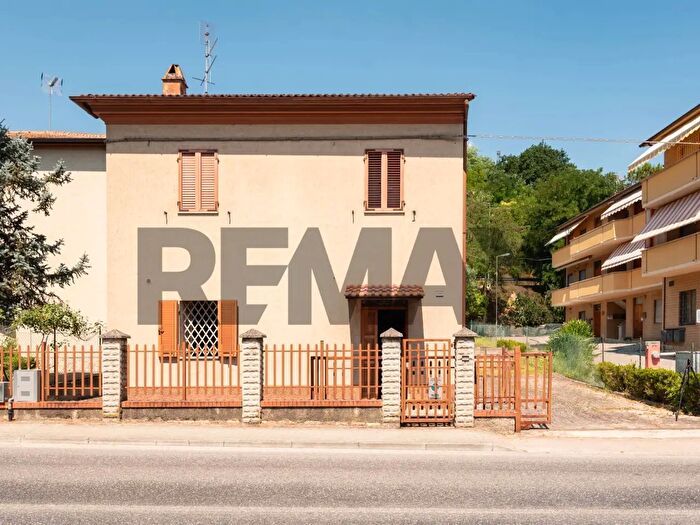 Casa con 8 locali in vendita in Via Clementina, Castelplanio