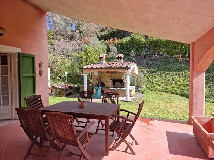 Casa con 10 locali in vendita in Sarzana