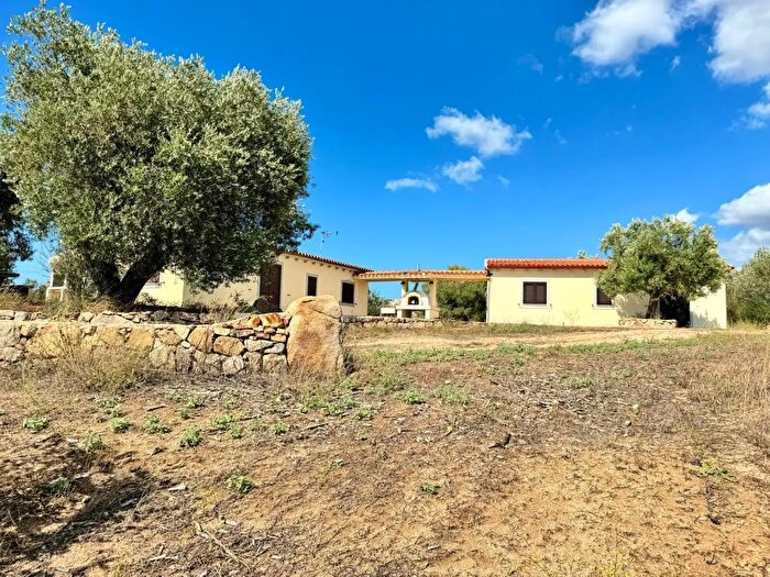 Casa con 9 locali in vendita in Via Siana, Olbia