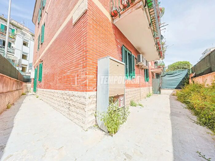 Appartamento trilocale in vendita in Via delle Mimose, Roma